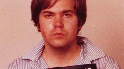 Zdjęcie policyjne Johna Warnocka Hinckley’a Jra - domena publiczna