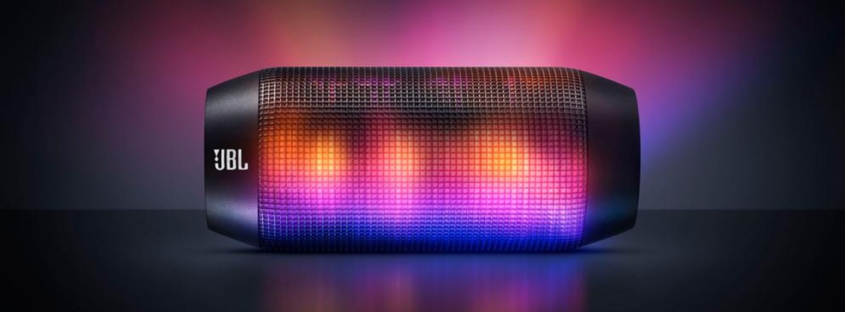 Głośnik JBL Pulse JBL Pulse to niewielki bezprzewodowy głośnik z LED-owym equalizerem, który rozświetli nasze salon tysiącem barw. Wbudowana bateria pozwala na 10 godzin pracy urządzenia. Pulse został również wyposażony w moduły Bluetooth oraz NFC. Świetna propozycja dla tych, którzy cenią sobie minimalizm, elegancję i piękny dźwięk. Cena: ok. 799 zł