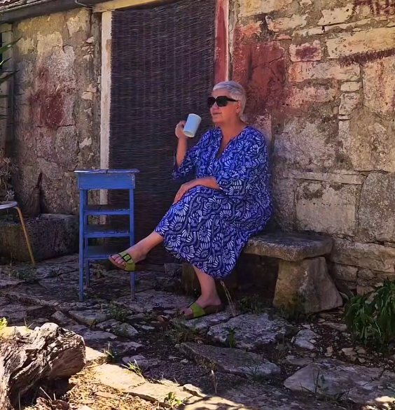 Elvira pravidelne uverejňuje videá na sociálnych sieťach.