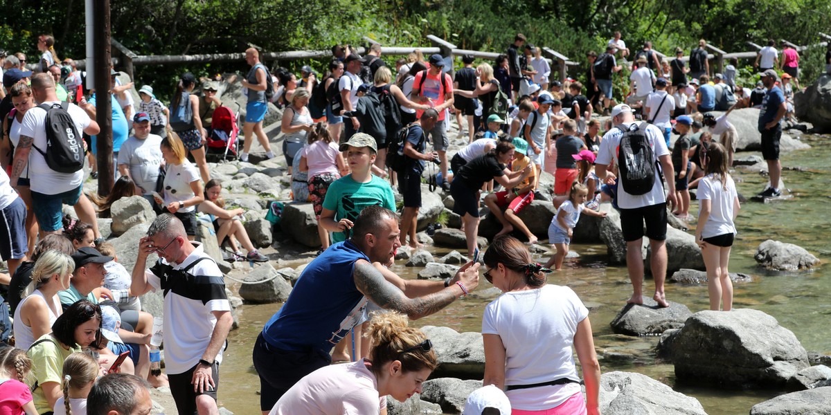 Wakacje pod Tatrami w pełni. Szturm turystów na Morskie Oko