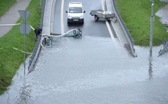 Kajakiem po Marynarskiej w Warszawie? Woda zatopiła kluczową drogę, kierowcy w korkach [ZDJĘCIA]