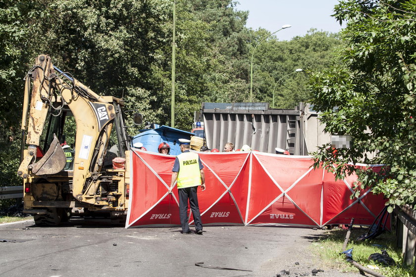 Tir z węglem przygniótł osobowego Nissana