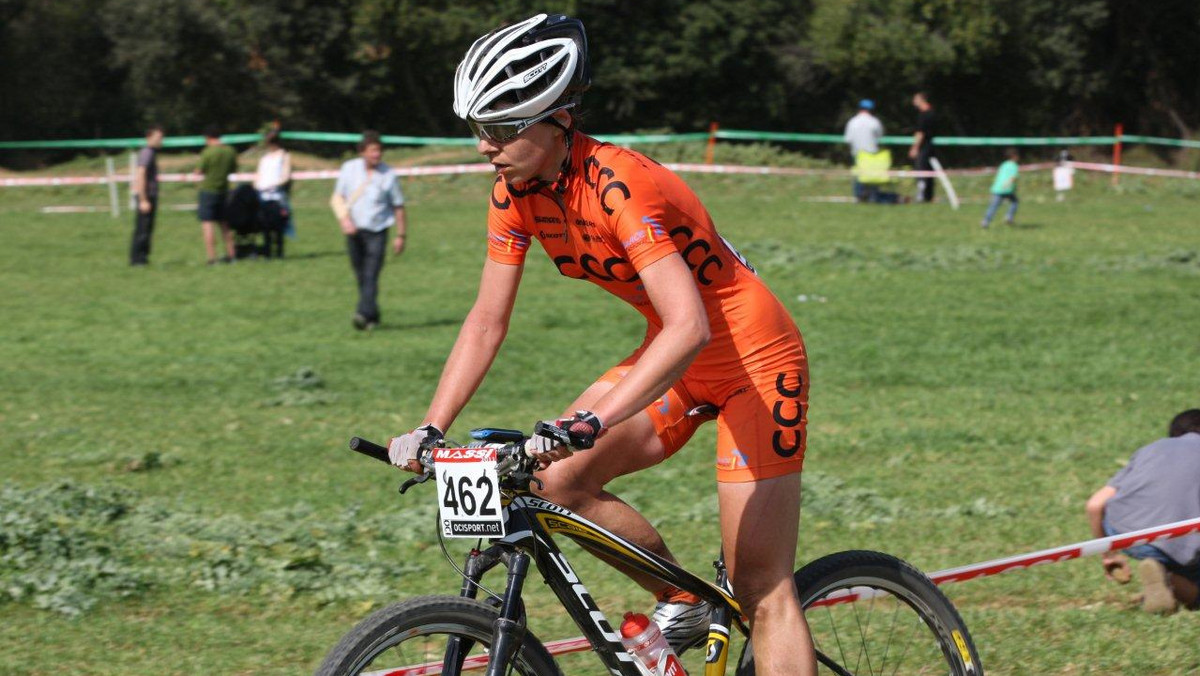 Magdalena Sadłecka z CCC Polkowice wygrała rywalizację w elicie kobiet w Nałęczowie. Niedzielne zawody otworzyły cykl Plus Grand Prix MTB. Patronem medialnym imprezy jest Onet.pl.