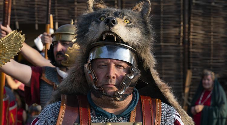 Római katonának öltözött férfi egy kantábriai hagyományőrző fesztiválon. 