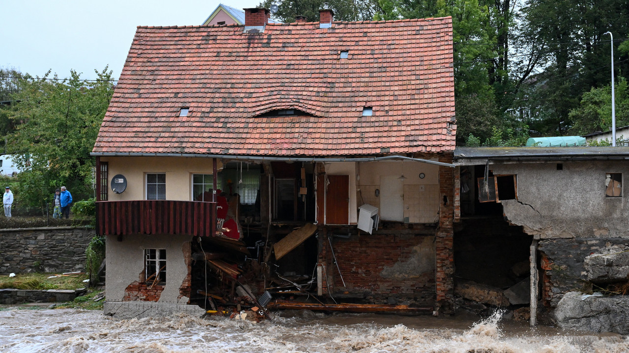 Wiele pociągów odwołanych, dramat dwóch miejscowości. "Nie możemy się tam dostać" [RELACJA NA ŻYWO]