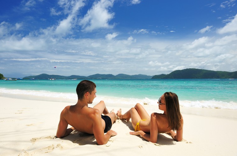 wakacje plaża urlop morze tropikiNierozsądne zachowania seksualne, na które kobiety pozwalają sobie latem