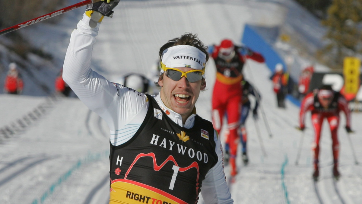 Szwed Emil Joensson wygrał w kanadyjskim Canmore zawody Pucharu Świata w biegach narciarskich w sprincie na 1,7 km techniką klasyczną. Podobnie jak Justyna Kowalczyk wśród kobiet był najlepszy począwszy od eliminacji. Maciej Kreczmer zajął 27. miejsce.