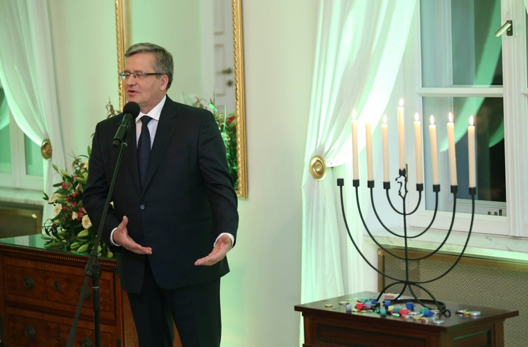 Prezydent Komorowski zapalił chanukowe świece