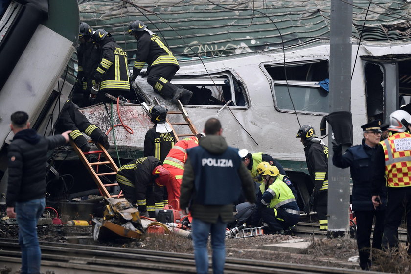 Tragiczny wypadek pociągu pod Mediolanem. Dwie osoby zginęły, ponad 100 rannych