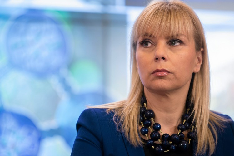 1. Elżbieta Bieńkowska, wicepremier, minister infrastruktury i rozwoju<br>
<br>
W swojej poprzedniej roli, czyli na czele Ministerstwa Rozwoju Regionalnego, dała się poznać jako sprawny polityk. Dzięki niej sprawnie wydawaliśmy fundusze unijne, a spośród 190 przypadków wstrzymania wypłaty środków przez UE tylko dwa dotyczyły Polski. Na czele superresortu zajmującego się infrastrukturą i rozwojem Bieńkowska ma nie tylko pilnować przetargów i terminów, ale też podciągnąć notowania gabinetu Tuska w górę.<br>
Polecamy interesującą sylwetkę Bieńkowskiej nakreśloną przez agencję Reuters: <a href='http://forsal.pl/artykuly/735657,reuters-elzbieta-bienkowska-rozdysponuje-fundusze-strukturalne.html' target='_blank' style='color: blue'>Przed Polską ostatnia szansa, żeby stać się zamożnym europejskim krajem</a>