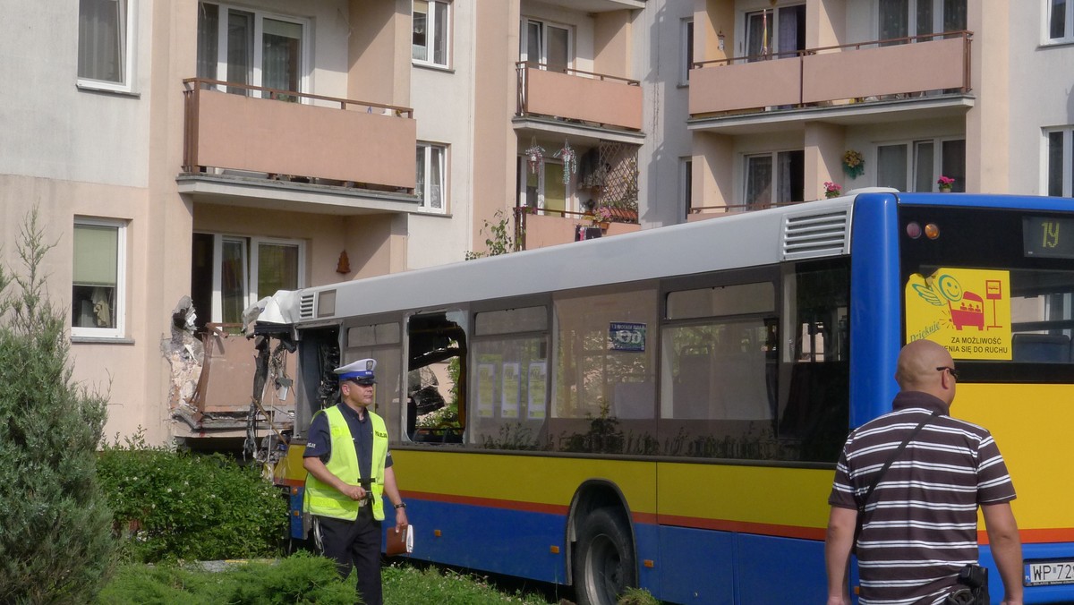 Przyczyną wtorkowego wypadku autobusu Komunikacji Miejskiej w Płocku była utrata przez kierowcę kontroli nad pojazdem spowodowana utratą świadomości. Takie są wstępne ustalenia spółki - poinformował jej prezes Janusz Majchrzak.