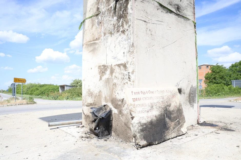 Betonski krst u koji je udario mladić (19)