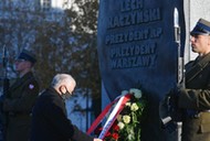 Warszawa, 10.11.2021. Wicepremier, prezes PiS Jarosław Kaczyński (L) podczas uroczystości przed pomnikiem prezydenta RP Lecha Kaczyńskiego na pl. Piłsudskiego w Warszawie, 10 bm. Trwają obchody miesięcznicy katastrofy smoleńskiej. (sko) PAP/Piotr Nowak