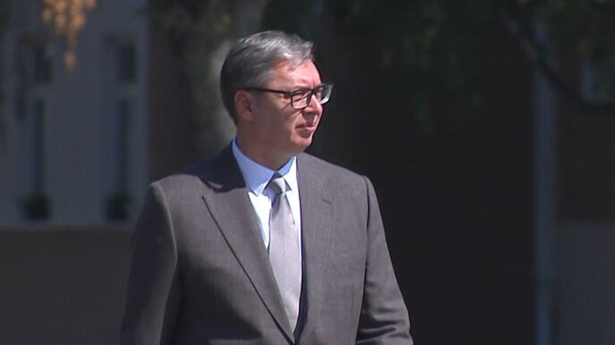 Aleksandar Vučić, kasarna