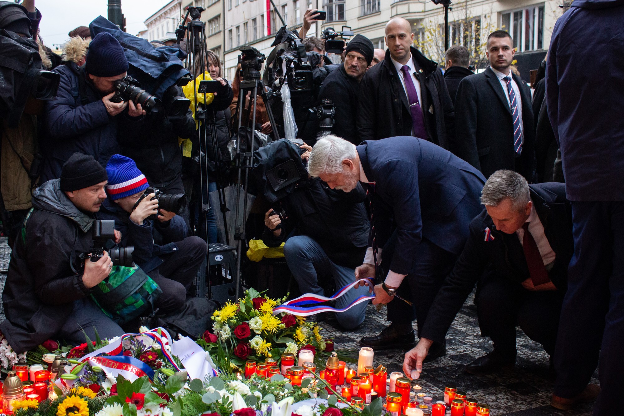 Český prezident Petr Pavel kladie veniec k Pamätníku Nežnej revolúcie na Národnej ulici (Národná třída) v Prahe.