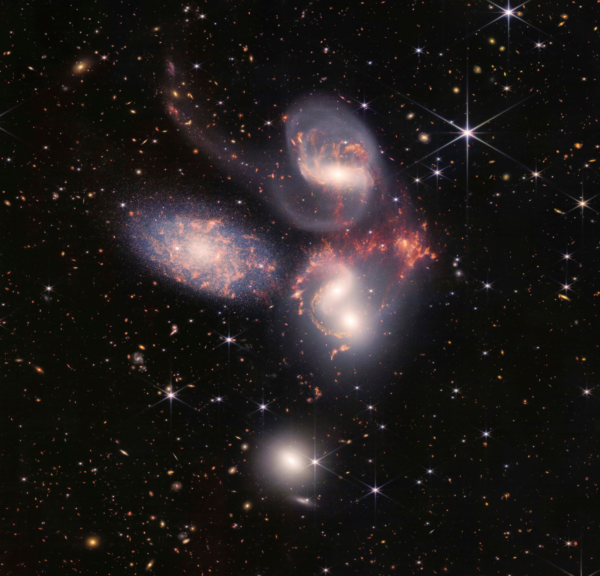 Na snímke zverejnenej americkým Národným úradom pre letectvo a vesmír (NASA) emisná hmlovina NGC 3324 v súhvezdí Kýl zhotovená kamerou NIRCam vesmírneho teleskopu Jamesa Webba.