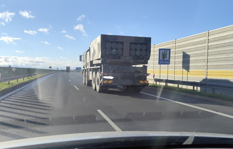 Zdjęcie polskiej wyrzutni Homar-K (K239), które wrzucił do internetu jeden z użytkowników platformy X (oryginalnie wrzucone zostało bez cenzury). To jeden z przykładów nierozsądnego publikowania zdjęć w internecie.