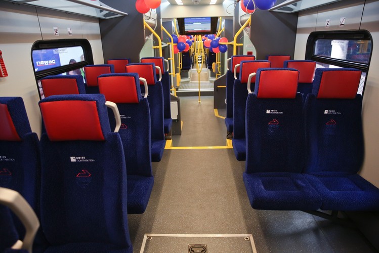 Bezpieczeństwo pasażerów zapewnia system monitoringu wnętrza oraz Intercom umożliwiający kontakt z kabiną maszynisty. 39WE są przystosowane do przewożenia pasażerów z ograniczeniami ruchowymi, dla których wyznaczono specjalne miejsca z uchwytami do zamocowania wózków inwalidzkich oraz rozkładane pomosty transportowe, aby ułatwić wsiadanie i wysiadanie pasażerom o ograniczonej możliwości poruszania się, matkom z małymi dziećmi oraz rowerzystom.<br>
<br>
Źródło informacji: NEWAG S.A.<br>
fot. (cat) PAP/Rafał Guz