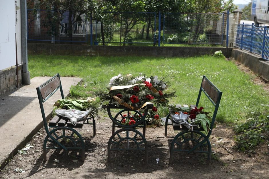 Klupa na kojoj su stradali mladi policajac i njegova rođena sestra