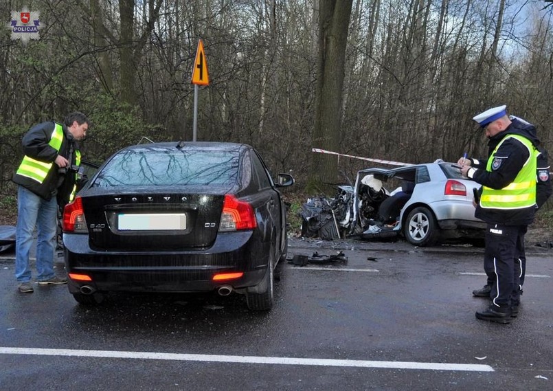 Do wypadku doszło w miejscowości Obroki na drodze krajowej nr 19. Z ustaleń policjantów wynika, że kierujący volvo S40 na prostym odcinku drogi zjechał na przeciwległy pas ruchu. Doprowadził do czołowego zderzenia z prawidłowo jadącym audi A3.