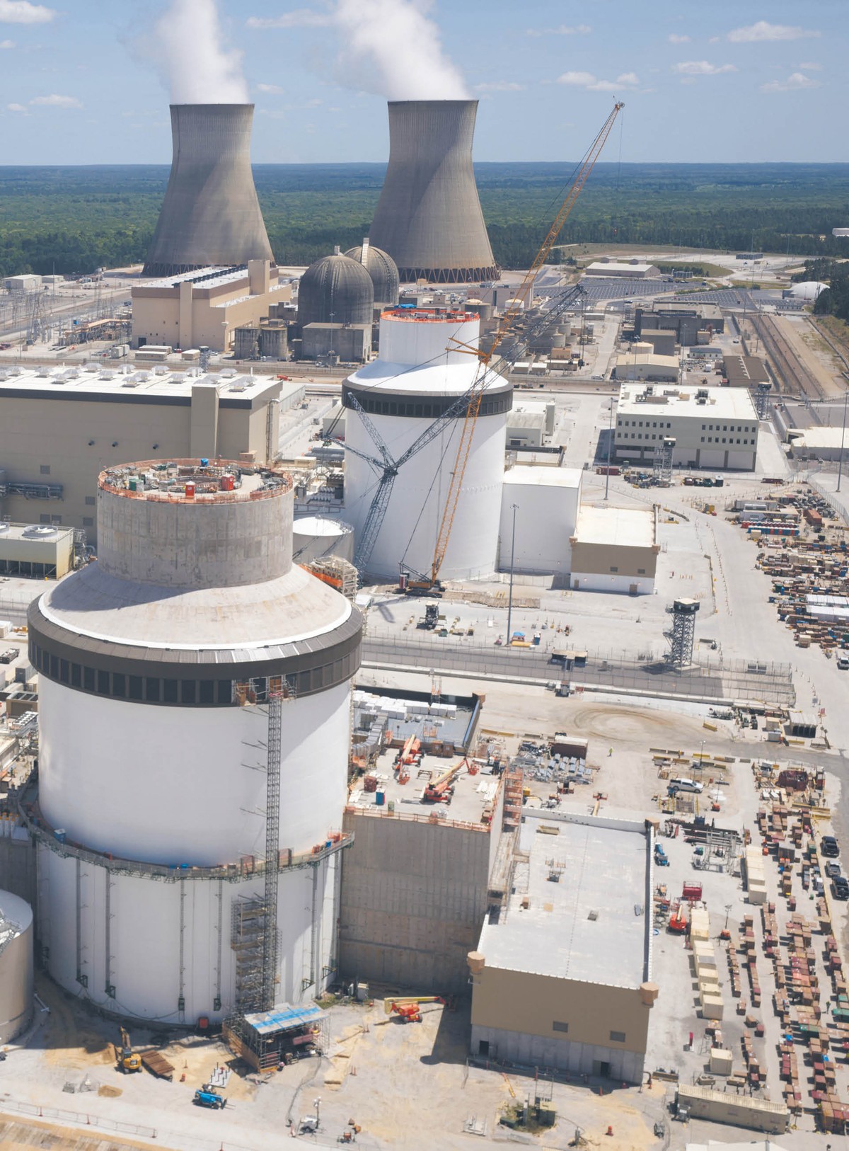 Budowa nowych bloków dla tej elektrowni pochłonęła ponad dwa razy więcej nakładów niż pierwotnie planowano i stała się symbolem kryzysu energetyki jądrowej w świecie zachodnim.