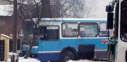 Dzieci na sankach wpadły pod autobus. Chłopiec nie żyje