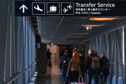 Niecodzienne powitanie turystów z Rosji na fińskim lotnisku