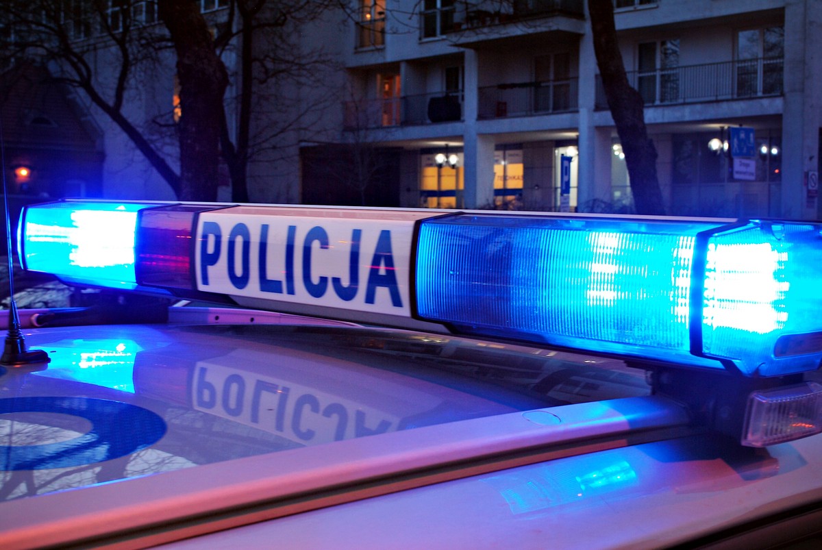 Gniezno: Policjanci podczas interwencji zastosowali chwyty obezwładniające, użyli też gazu pieprzowego. Mężczyzna zmarł w szpitalu