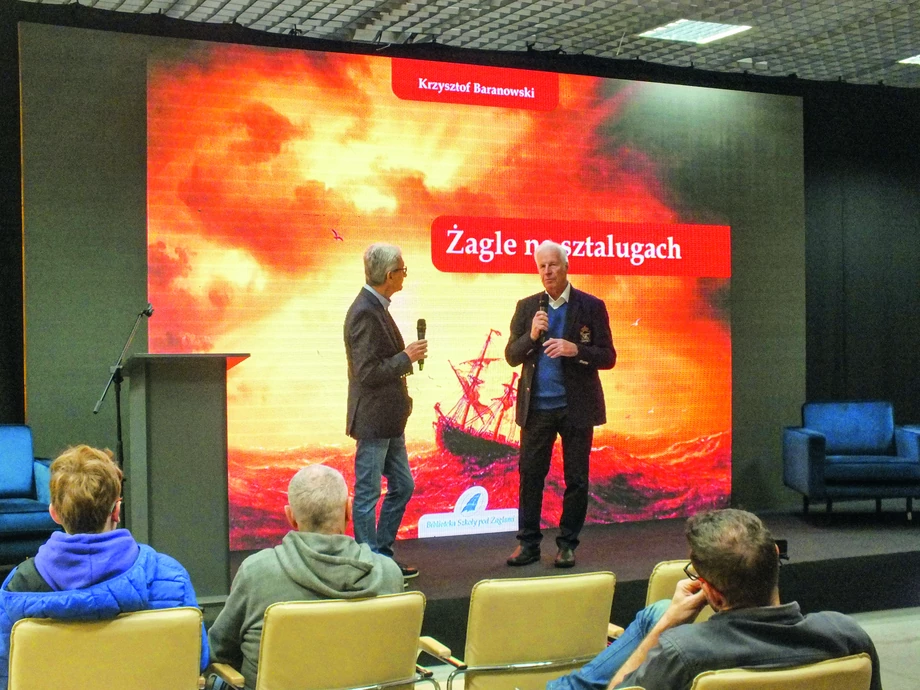 Kpt. Krzysztof Baranowski (po prawej)odbiera nagrodę portalu nowezagle.pl im. Leonida Teligi.