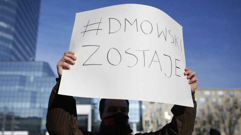 Manifestacja narodowców przeciwko przemianowaniu Ronda Dmowskiego na Rondo Praw Kobiet