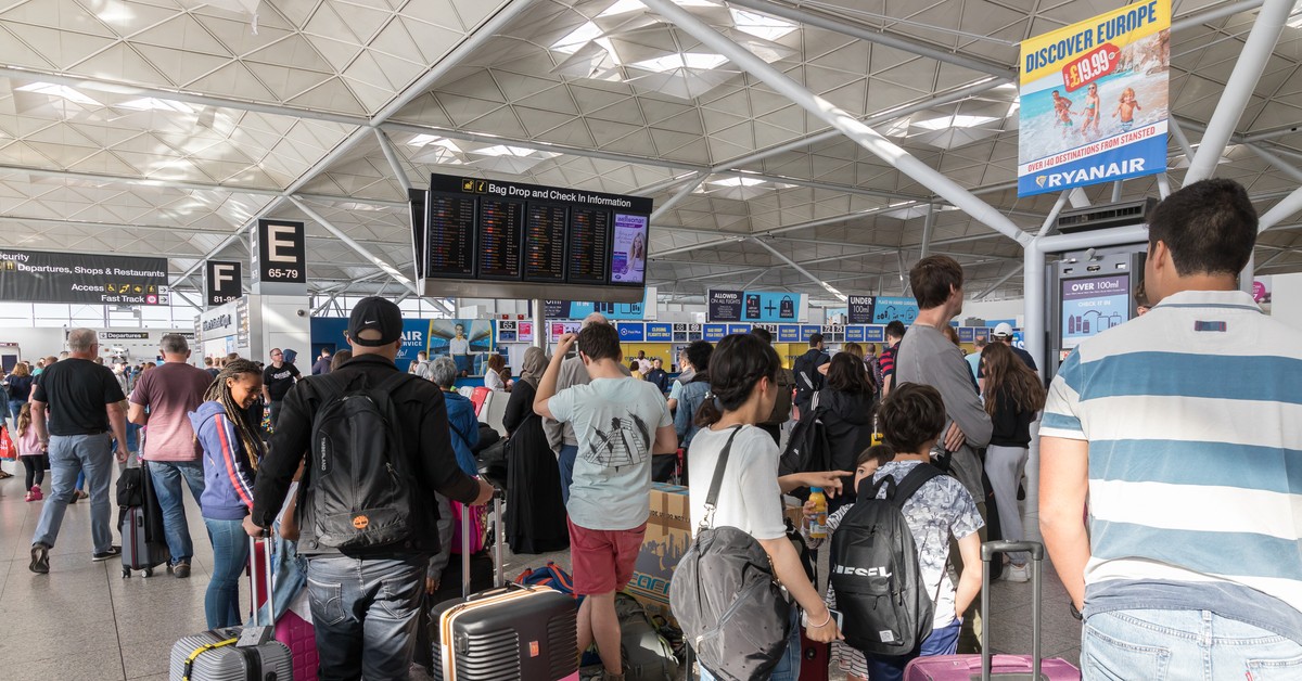 Opóźniony odlot samolotu. Zobacz, ile może kosztować doba oczekiwania na różnych lotniskach [RANKING]