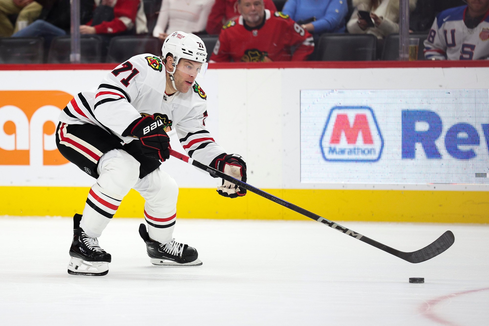 Kanadský hokejista Taylor Hall (Chicago Blackhawks).