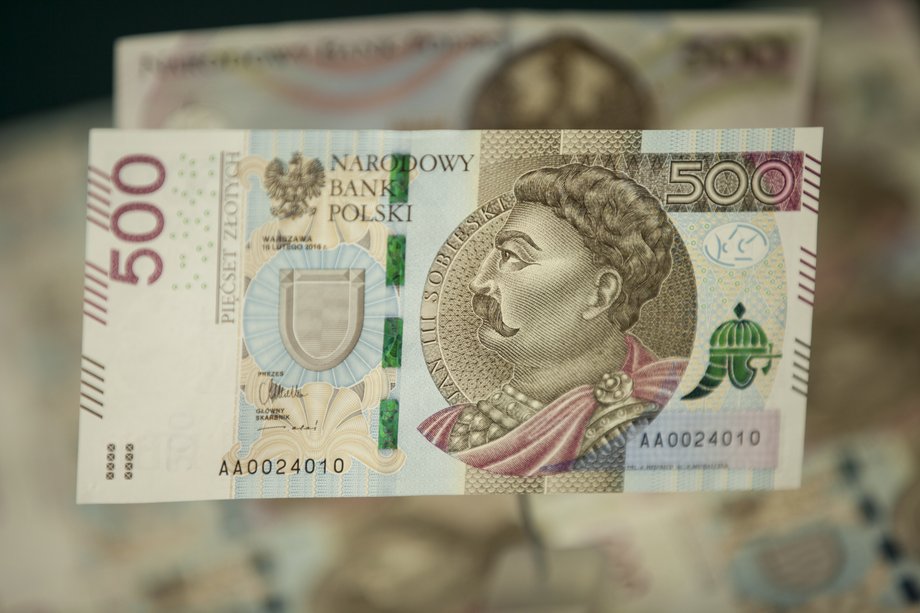 Jak podaje NBP: "Na banknocie znalazł się wizerunek Jana III Sobieskiego, dzięki czemu zachowana została chronologiczna ciągłość serii „Władcy polscy”. Wizerunek banknotu 500 zł zaprojektował Andrzej Heidrich, autor pozostałych polskich banknotów obiegowych o nominałach 10, 20, 50, 100 i 200 zł."