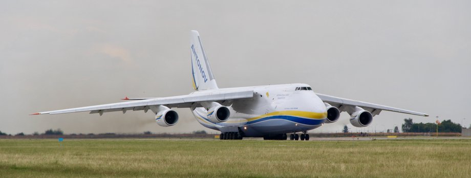 An-124 "Rusłan" w ładowni pomieści np. śmigłowce, które w przeszłości samolot po remoncie odbierał m.in. z Łodzi. 