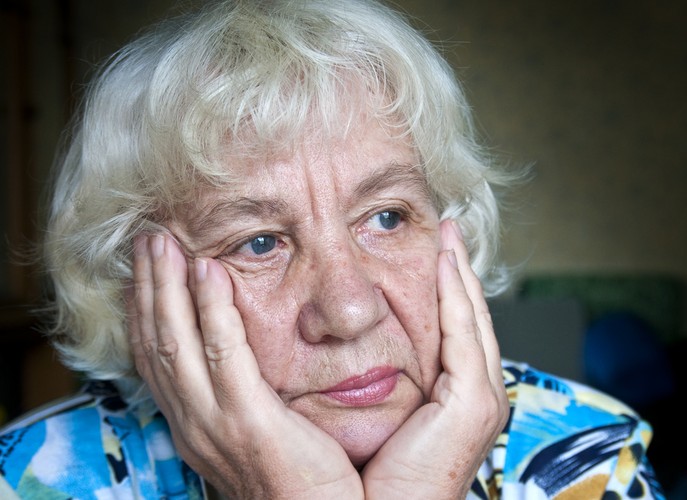 <strong>Jesteśmy bezbronni czy nie czytamy umów? </strong><br /><br />

Jak zauważa Federacja Konsumentów, główny powód padania ofiarą oszustów przez emerytów jest nieczytanie umów. Przyzwyczailiśmy się, że podpisujemy różne aneksy licząc na pełną zgodność dokumentu z przeprowadzoną kilka dni temu rozmową. Warto jednak za każdym razem przeczytać umowę, lub przekazać ją zaufanym osobom czy instytucjom prokonsumenckim aby sprawdziły jej zgodność z obowiązującym prawem. Należy również zastanowić się czy skorzystanie z niebywałej promocji jest nam rzeczywiście potrzebne.