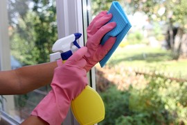 Genijalan trik za BRISANJE PROZORA: U vodu dodajte OVA DVA SASTOJKA - stakla će MESECIMA BITI ČISTA