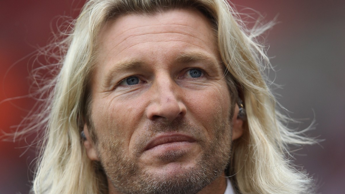 Robbie Savage, były walijski piłkarz, został ośmieszony przez własnego syna w jednym z programów telewizyjnych. Syn zawodnika wyznał, że jego ojciec nie może żyć bez lakieru do włosów.