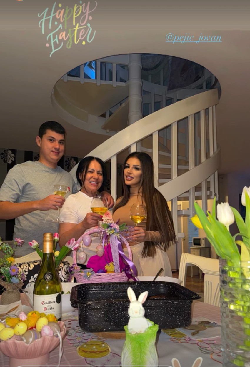 Ena Čolić, Uskrs kod Zlate