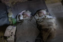 Śpiące bliźniaki przebywające w schronie Szpitala Dziecięcego Ohmatdyt