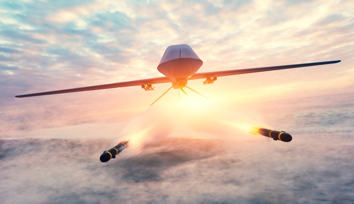 Wojskowy dron klasy MALE (grafika komputerowa)