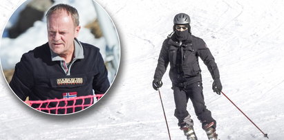 Tusk szusował na nartach w Dolomitach. Jego strój z daleka nie rzuca się oczy, ale jak się przyjrzeć bliżej…