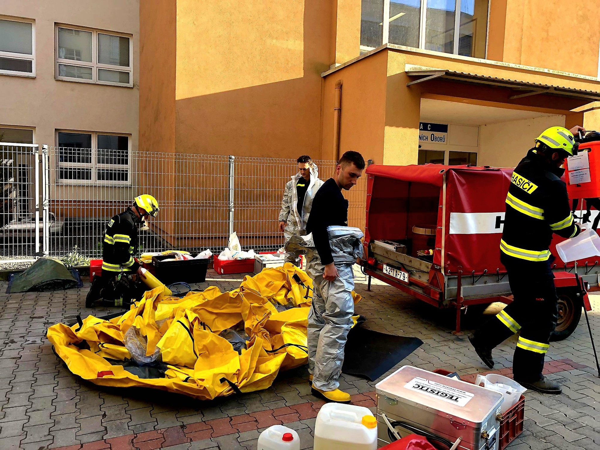 Hasiči vypomáhali pri prevoze pacienta s podozrením na Marburgskú horúčku alebo nákazu vírusom Eboly.