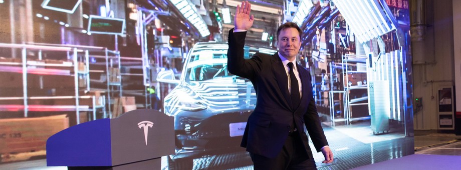 Elon Musk jest piątym centi-miliarderem na świecie, a także numerem pięć na globalnej liście najbogatszych „Forbesa”. Jego wartość netto to 102,9 mld dol. i szybkimi krokami zbliża się do Marka Zuckerberga, którego majątek wynosi 107,6 mld dol.  