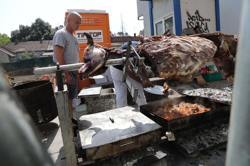 A ovako se pekao vo na ražnju: Gradilište na Vračaru prošle nedelje