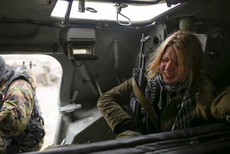 Nie wiadomo, ile dokładnie kobiet poszło w ślady Nadii Sawczenko i walczy z bronią w ręku w obronie integralności terytorialnej Ukrainy. Przede wszystkim ze względu na ograniczoną do minimum biurokrację w batalionach ochotniczych. Kto chce, może wpaść na tydzień do obozu Azowa czy Ajdaru. Na miejscu dostanie broń, a gdy skończy mu się czas wolny, może wracać do siebie. Korzyść jest obustronna; bez formalnego zaciągnięcia się do wojska każdy sam decyduje, ile czasu może poświęcić na wojnę. Z drugiej zaś strony państwo nie musi wypłacać mu żołdu, a gdy taka osoba zginie, nie widnieje w oficjalnych statystykach strat. Jakiś czas na tyłach frontu spędziła także Wira Sawczenko, siostra Nadii. Miała własny samochód, więc pomagała chłopakom z Ajdaru logistycznie.