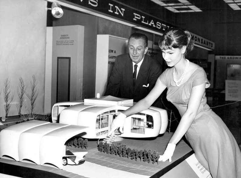 Walt Disney i "gospodyni domowa jutra" Pat Otis odsłonili makietę na 7. Krajowej Wystawie Tworzyw Sztucznych w Nowym Jorku w 1956 r.