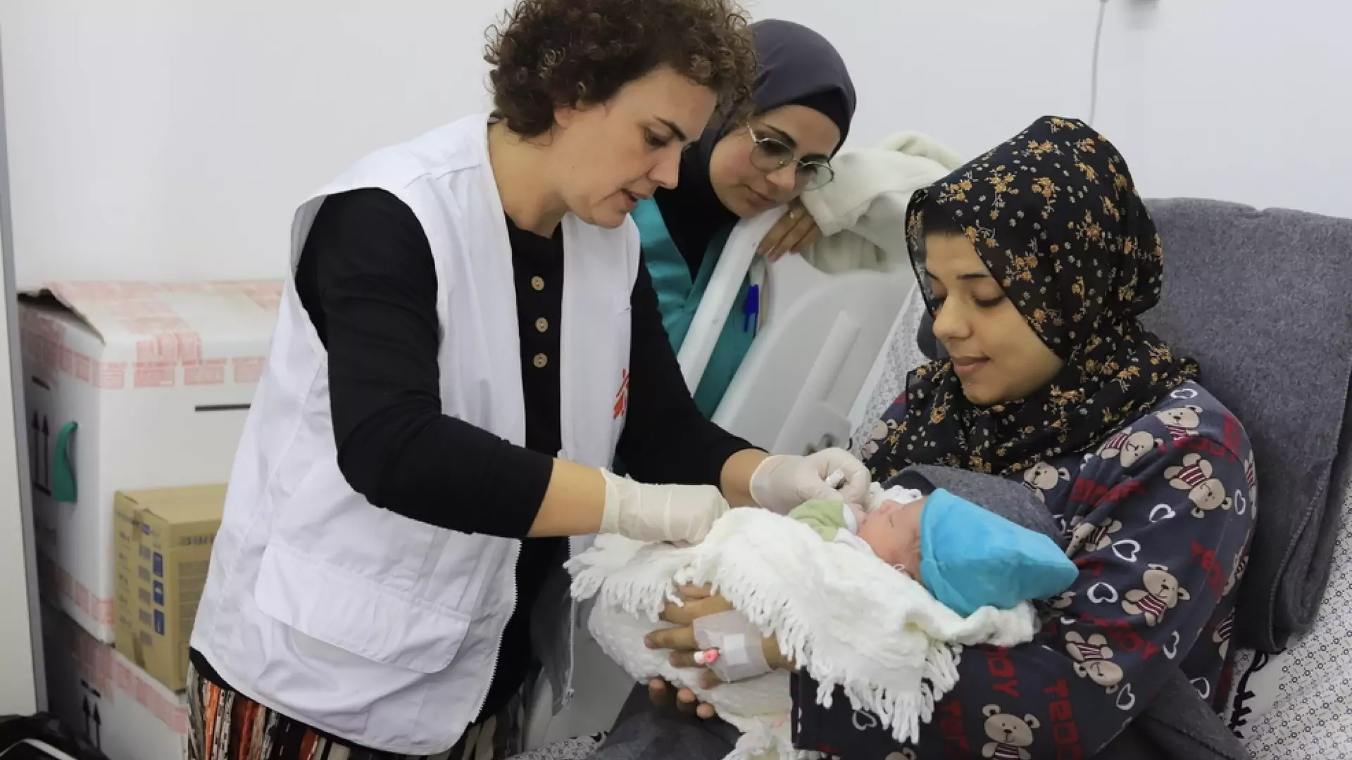 Brakuje miejsca w szpitalach, kobiety rodzą w namiotach. Krytyczna sytuacja w Strefie Gazy