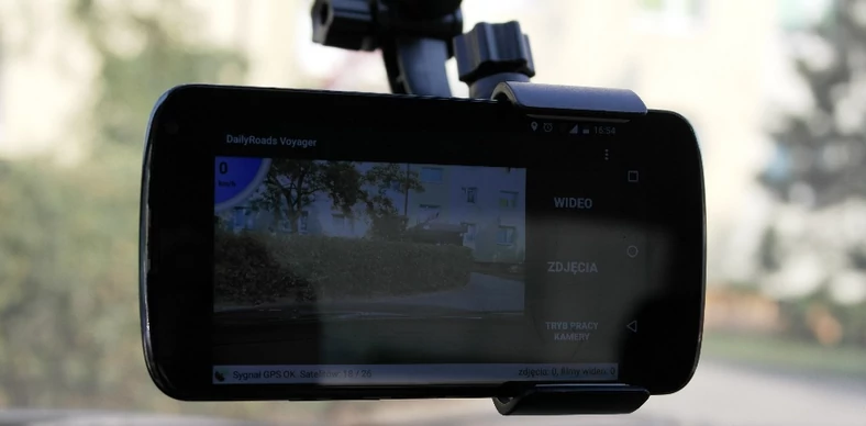Czy zrobienie ze smartfonu wideorejestratora ma sens? Tak, jeżeli nie jeździmy zbyt dużo, kierowcy zawodowi lub ludzie spędzajacy większość dnia w samochodach powinni raczej rozejrzeć się za jedną z kamerek polecanych przez nas w innych artykułach