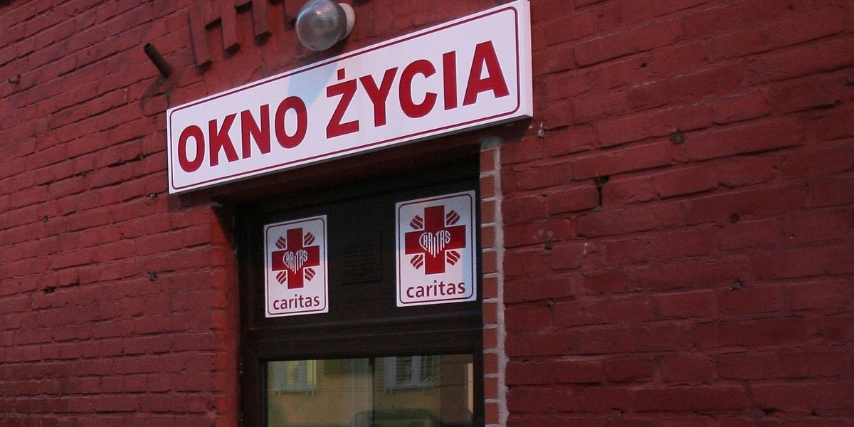 W "Oknie życia" rozległ się dzwonek. W nosidełku leżał chłopiec.