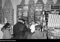 "Pan tu nie stał..." QUIZ o zakupach w czasach PRL. Czy nie dasz się wypchnąć z kolejki?